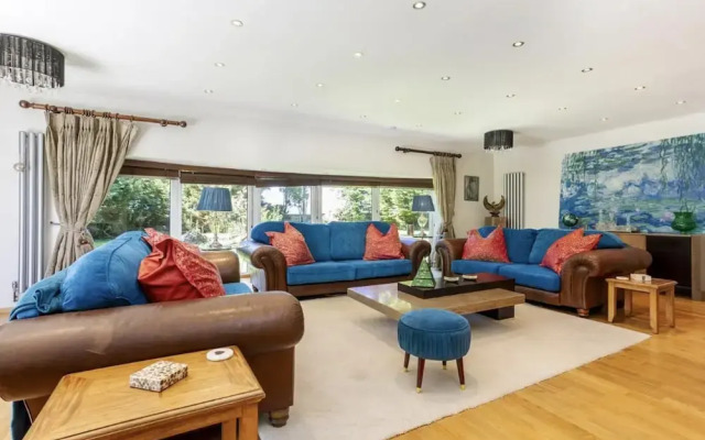 Sleeps10/18-parking-garden-pool-hottub-balcony