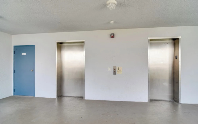 2 Blocks to Clearwater Beach: Walkable Coastal Gem