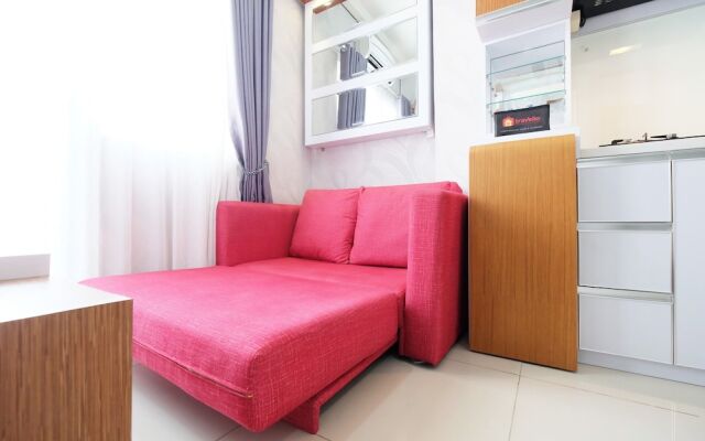 Cozy and Homey Green Pramuka City Apartment