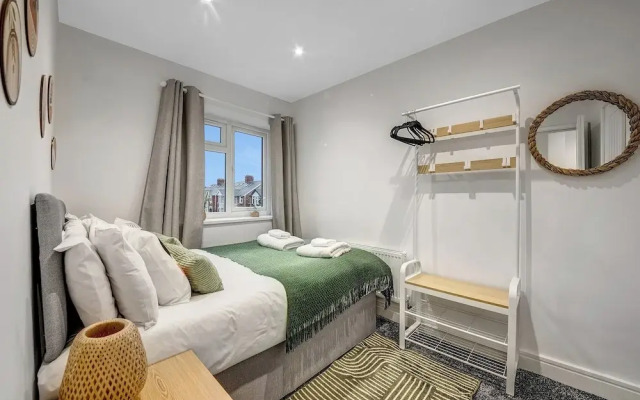 Spacious 4 Bedroom 4 Bath-free Parking Great Links