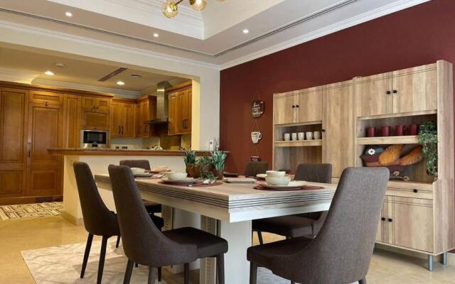 Cheerful 4-bedroom Villa With Shared Pool