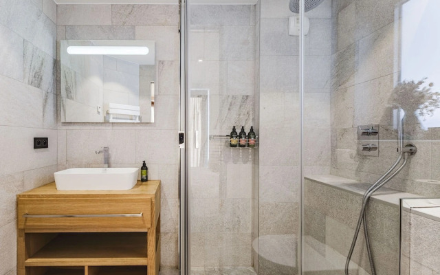 Chalet Black Squirrel Luxury Retreat With hot tub Sauna