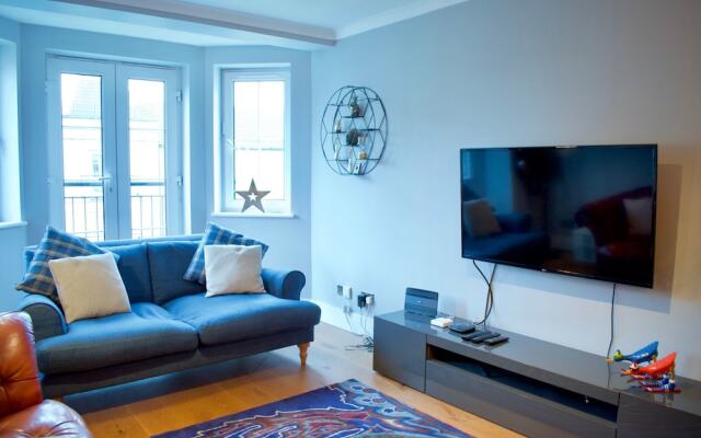 Large 2 Bedroom Flat in Leith With Free Parking