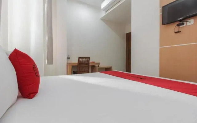 Reddoorz Plus Near Galaxy Bekasi