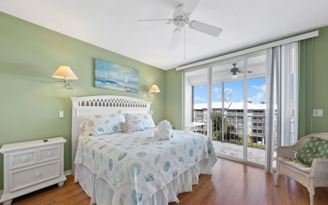 Hibiscus Pointe
