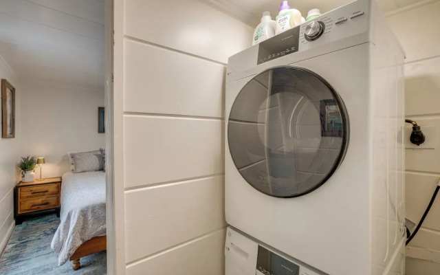 Walk to Beach: Dog-friendly Cabin in Glenbrook!