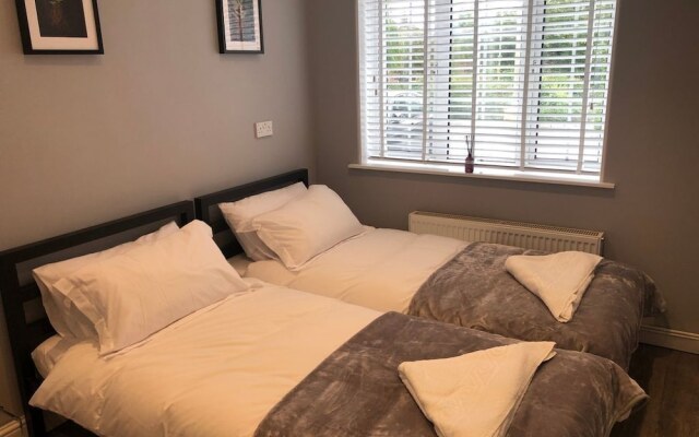 Beautiful Family Home With 42ft Pool & Cinema Room