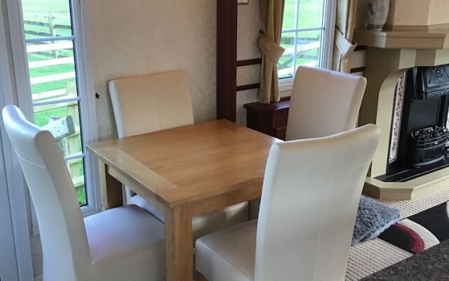 Beautiful 2-bed Chalet in Llanfairpwllgwyngyll
