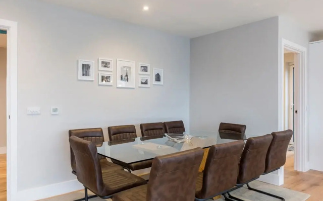 Stylish new Home With Parking - King Beds Garden