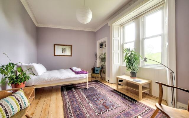 Luminous 1 Br Flat Close To City Centre, With Superb Views Of Arthurs Seat