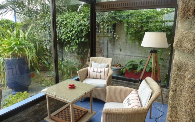 Charming Sea View Stay, 50m Close