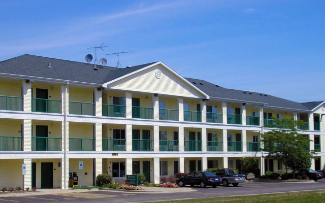 HomeTowne Studios by Red Roof Chicago - Waukegan