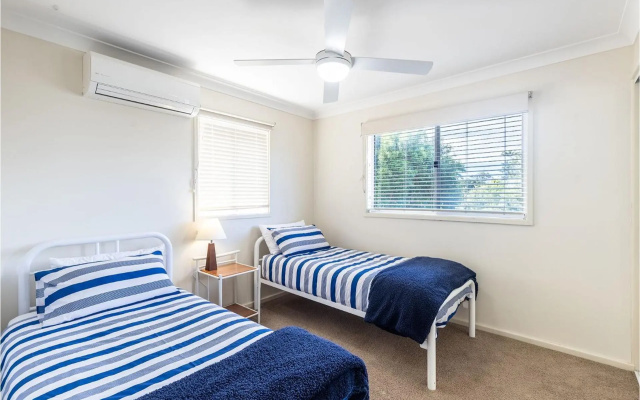 Sea Whispers 1 17 Whitesands Road Just a short stroll to the beach – Guest Rooms – Fingal Bay
