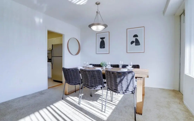 Spacious 2BR Apartment in Crystal City