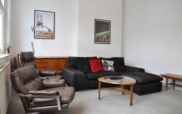 Bright 2 Bedroom Flat in Great Location