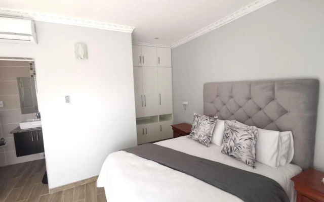 Lucolo Palace B&B - East London