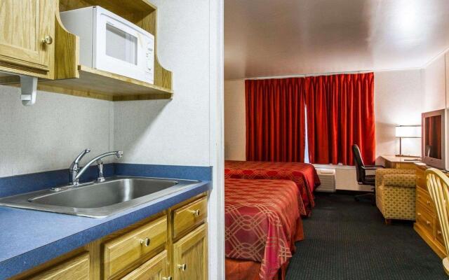 Rodeway Inn & Suites Brunswick near Hwy 1