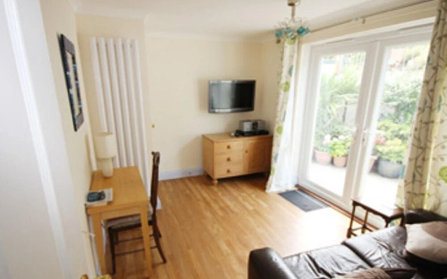 Spacious Detached House With Parking & Views