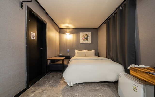 Cheonan Hotel Check-in