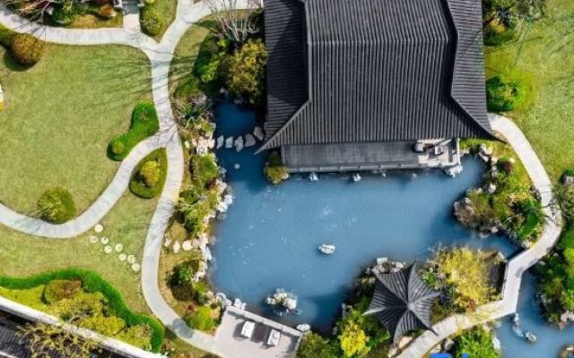 Ander Lake Hentique Hotel