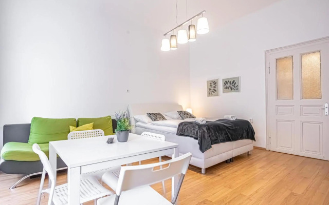 Comfortable 2BR Apt. Central and Well Connected