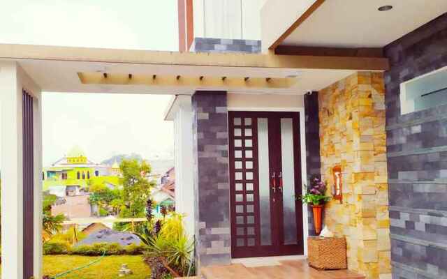 Full House 4 Bedroom at Azka Homestay 2
