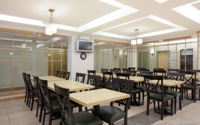 Holiday Inn Express Hotel & Suites Airport Dieppe by IHG