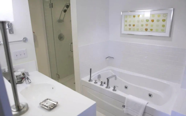 Crowne Plaza Chicago West Loop by IHG