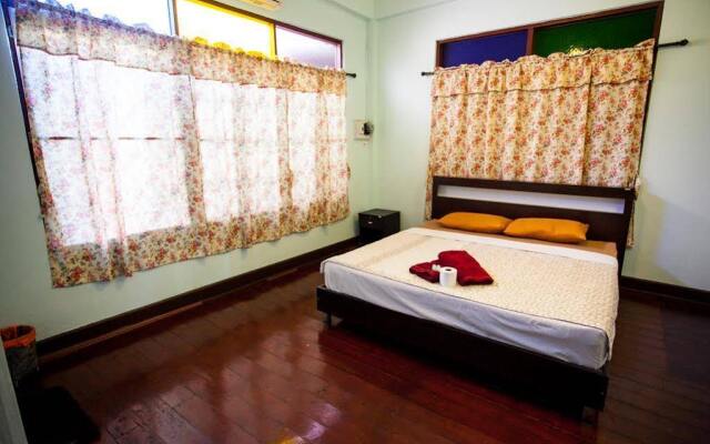 The Gallery 24, Art Cafe Guesthouse Chiang Mai