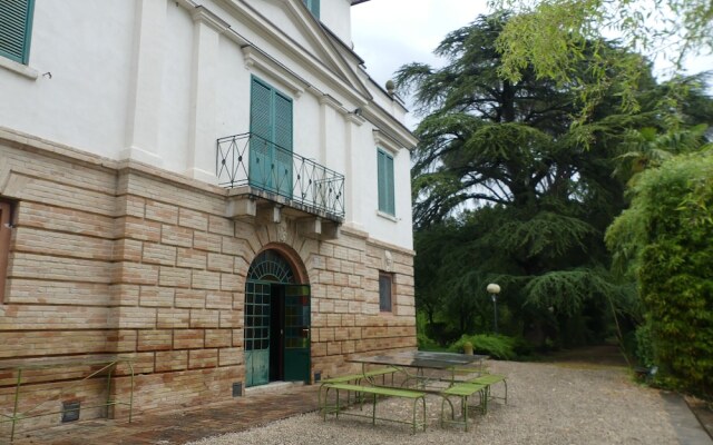 Elegante Appartamento in Villa con Piscina