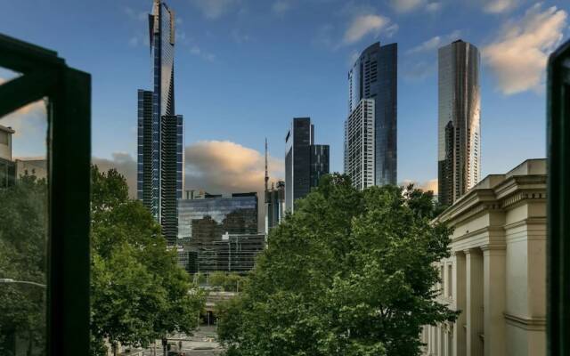 1-bedroom Unit in Classic Melbourne CBD Building!