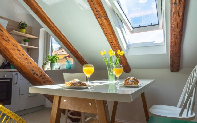 Cool Attic apt w Gallery, in the Heart of Split