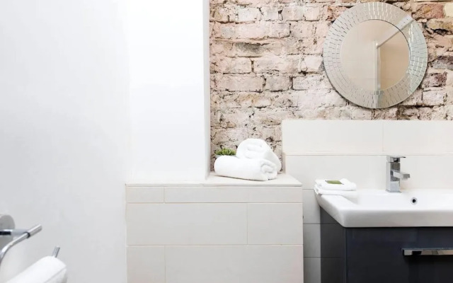 Beautiful And Central 2BR Loft Apartment