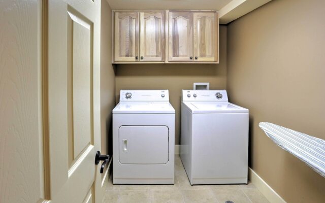 Beautiful Central Fayetteville Townhome w/ Views!