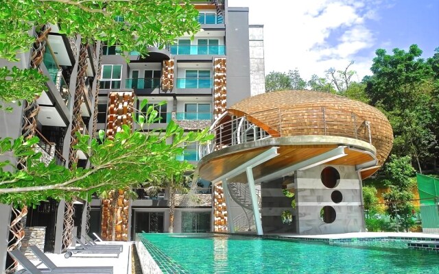 Emerald: Modern pool view Studio