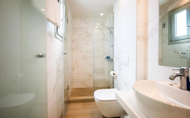 Cavos Bay Hotel and Studios