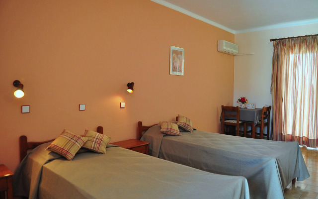 Sandy's Studios Apartments & Log Villas