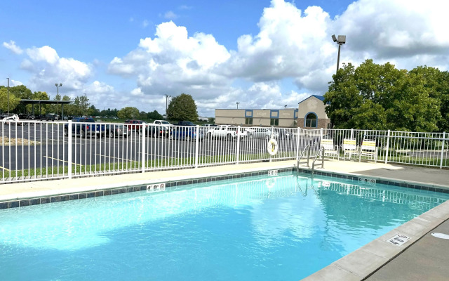 La Quinta Inn & Suites by Wyndham Collinsville - St. Louis