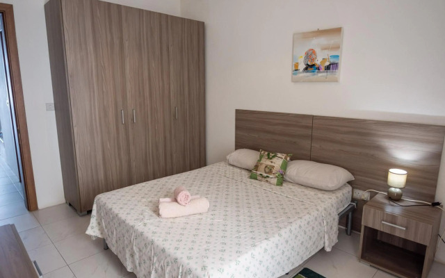 Seafront apartment between Valletta and Sliema