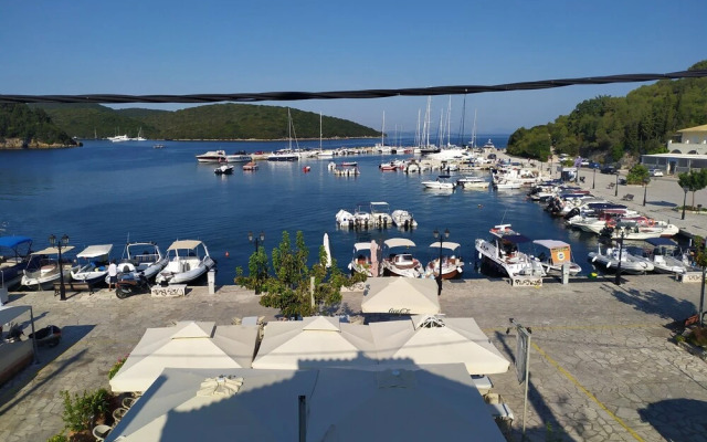 Sybota Seaside Retreat - Chique Marina Loft