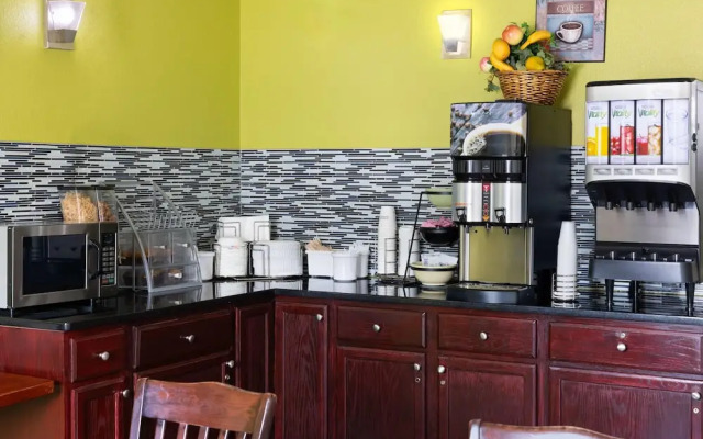 Super 8 by Wyndham South Boston VA