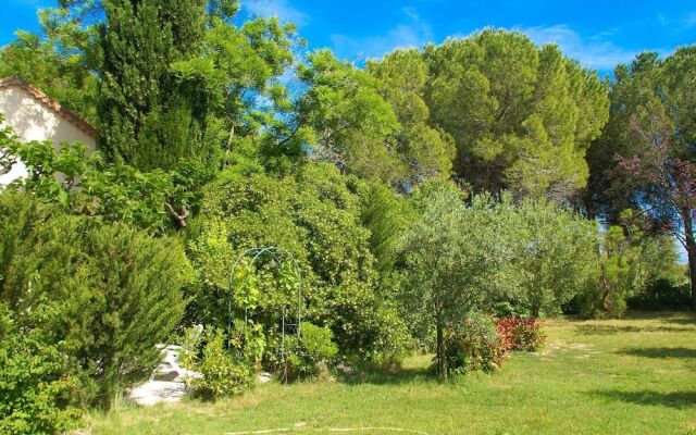 Charming Hunting Lodge near Loupian with garden