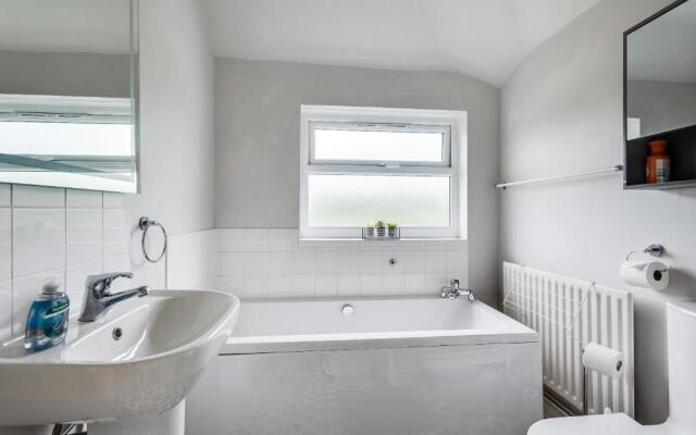 Cheerfull 3-bedroom Home With Parking Garden