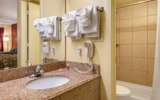 Econo Lodge Inn & Suites Maingate Central