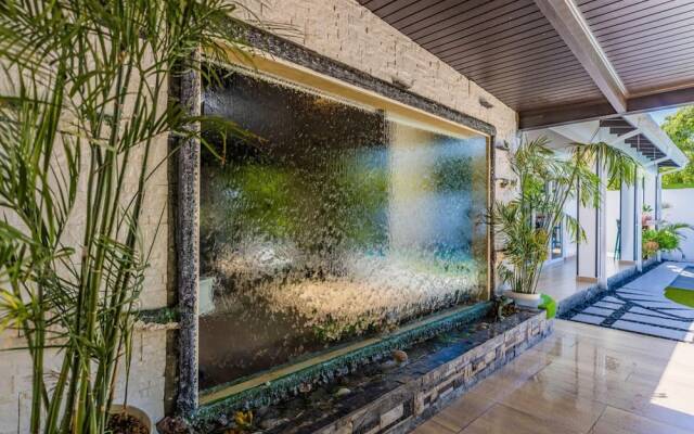 Private Retreat w 5 BR Spa Pool Jacuzzi