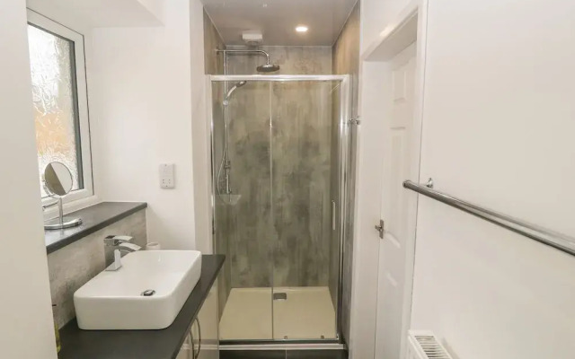 Tyddyn Sianel - Derw