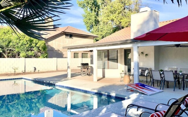 Beautiful 5-bdrm Vacation Home W/heated Pool !