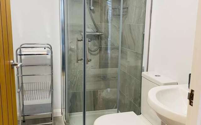 Luxury 2 bed Apartment Golden Triangle w Parking