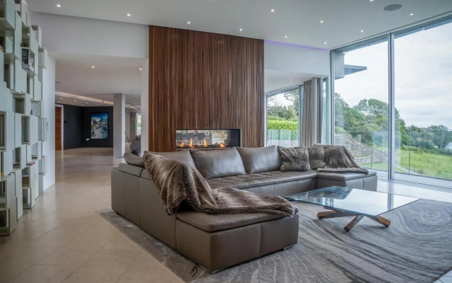 Bryn House - Luxurious 5 Bedroom Holiday Home - Penmaen