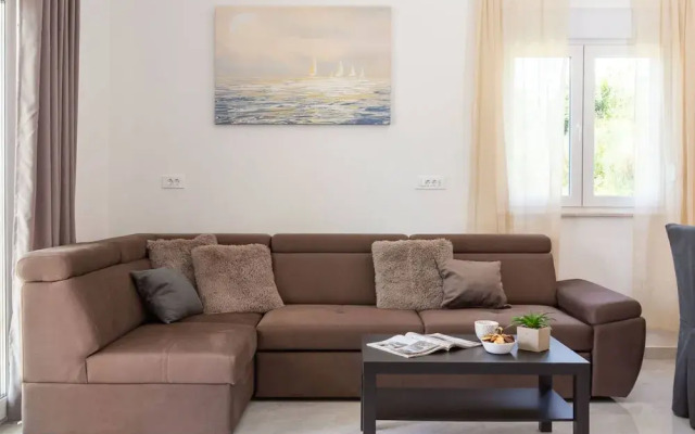 Contemporary Apartment With Terrace and Spacious Garden